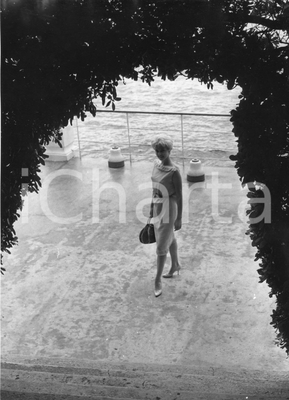 Fotografia d epoca originale 1958 RAPALLO Attrice Colette RICARD presso una terrazza sul mare  Foto 18x24 cm 1