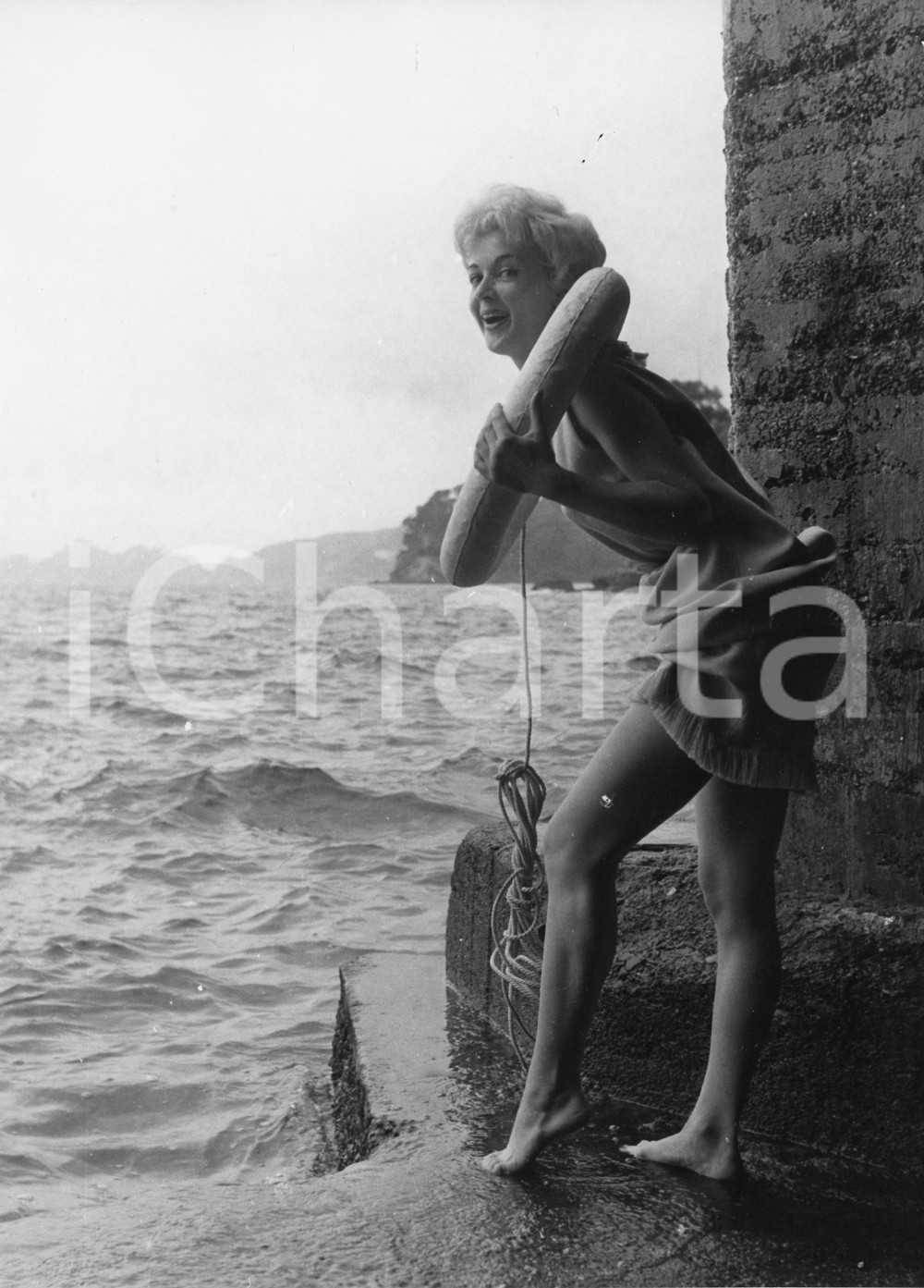Fotografia d epoca originale 1958 RAPALLO Attrice Colette RICARD posa con un salvagente  Foto vintage 18x24 1