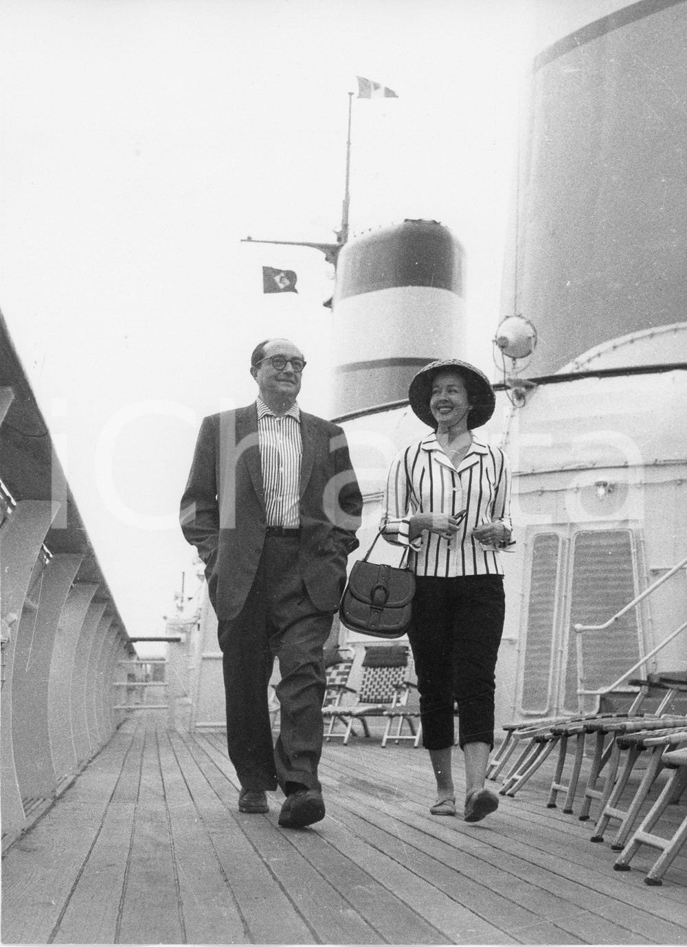 1958 GENOVA M/N INDEPENDENCE Regista Henry KOSTER e Peggy MORAN a bordo - Foto 1958Fotografia vintage rara d'epoca.Timbro archivio Publifoto Genova al verso.FORMATO: 18x24 cm CONDIZIONI: FAIR (increspature e difetti di stampa)ICHARTA mette in vendita le stampe vintage della collezione Publifoto Genova, per la maggior parte inedita o in tiratura di pochi esemplari. Si tratta di un'ottima opportunit&agrave; di investimento per i collezionisti di fotografie d'epoca.    originale e autentica 1