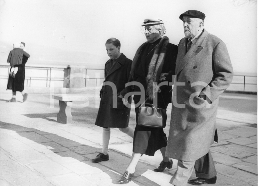 1953 SANTA MARGHERITA LIGURE Pittore Artuto TOSI in vacanza con la famiglia FOTO 1953Fotografia vintage rara d'epoca.Timbro archivio Publifoto Genova al verso.FORMATO: 24x18 cm CONDIZIONI: G (lievi increspature marginali e minimi difetti di stampa)ICHARTA mette in vendita le stampe vintage della collezione Publifoto Genova, per la maggior parte inedita o in tiratura di pochi esemplari. Si tratta di un'ottima opportunit&agrave; di investimento per i collezionisti di fotografie d'epoca.    originale e autentica 1