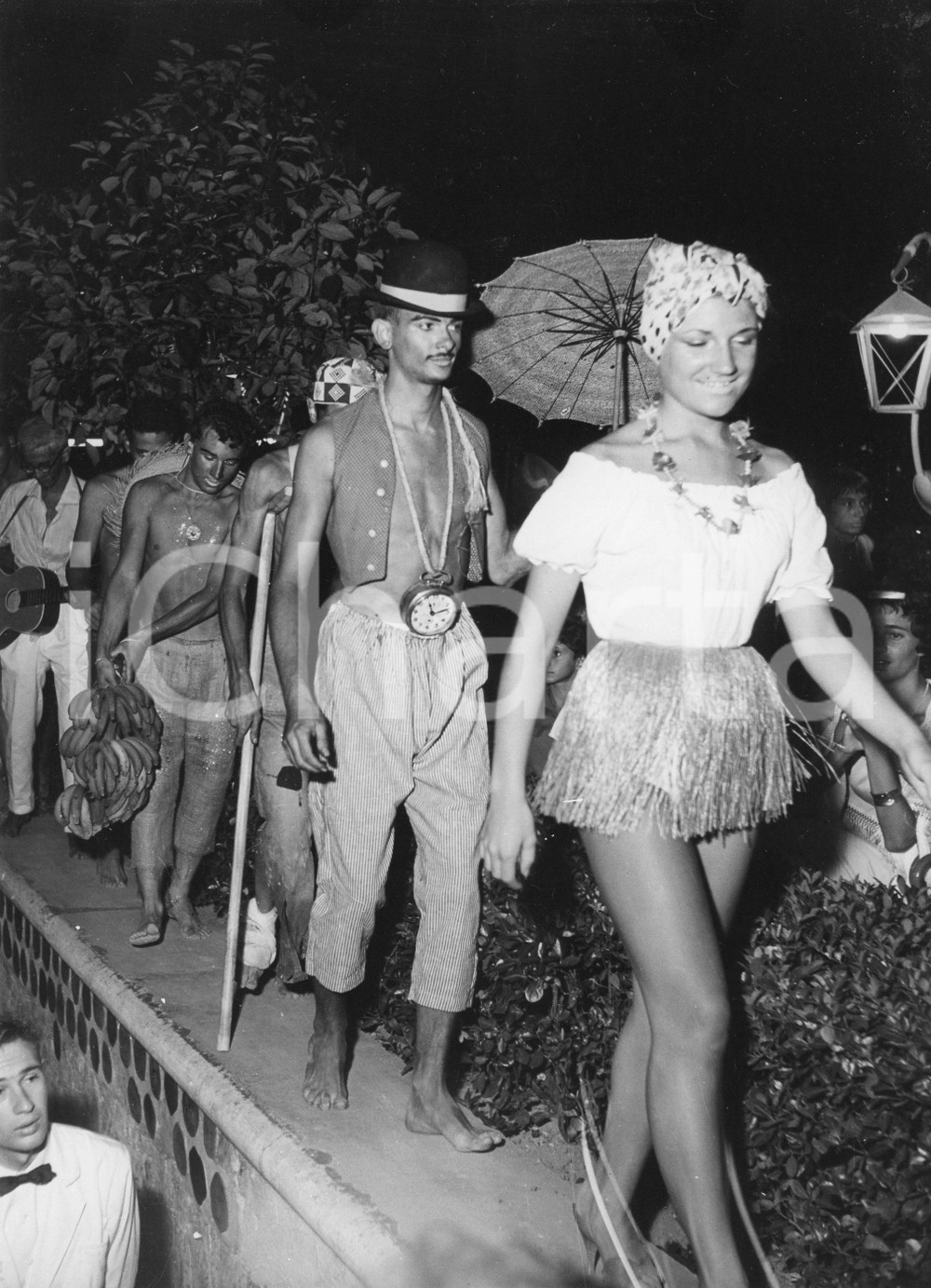 1958 ALASSIO Elezione MISS MURETTO - Sfilata in costume (1) Foto vintage 18x24 1958Fotografia vintage rara d'epoca.Timbro archivio Publifoto Genova al verso.FORMATO: 18x24 cm CONDIZIONI: FAIR (difetti di stampa)ICHARTA mette in vendita le stampe vintage della collezione Publifoto Genova, per la maggior parte inedita o in tiratura di pochi esemplari. Si tratta di un'ottima opportunit&agrave; di investimento per i collezionisti di fotografie d'epoca.    originale e autentica 1