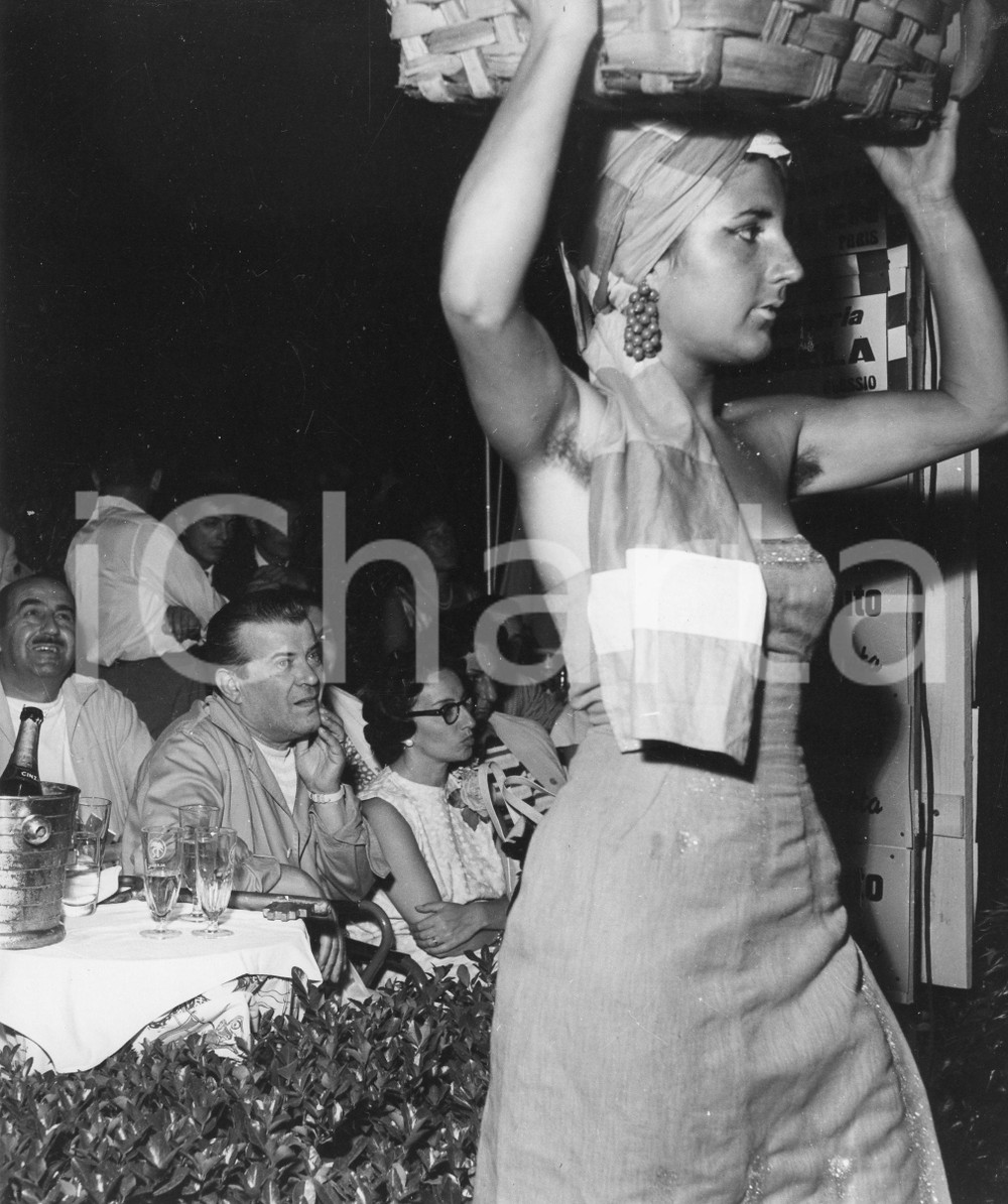 1958 ALASSIO Elezione MISS MURETTO - Sfilata in costume (2) Foto vintage 18x20 1958Fotografia vintage rara d'epoca.Timbro archivio Publifoto Genova al verso.FORMATO: 18x24 cm CONDIZIONI: FAIR (increspature e difetti di stampa)ICHARTA mette in vendita le stampe vintage della collezione Publifoto Genova, per la maggior parte inedita o in tiratura di pochi esemplari. Si tratta di un'ottima opportunit&agrave; di investimento per i collezionisti di fotografie d'epoca.    originale e autentica 1