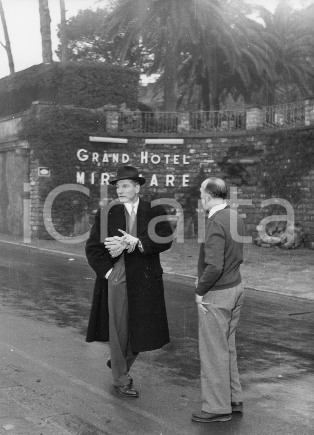 1956 SANTA MARGHERITA LIGURE Laurence OLIVIER al Grand Hotel Miramare - Foto 1956Fotografia vintage rara d'epoca.Timbro archivio Publifoto Genova al verso.FORMATO: 18x24 cm CONDIZIONI: FAIR (increspature e difetti di stampa)ICHARTA mette in vendita le stampe vintage della collezione Publifoto Genova, per la maggior parte inedita o in tiratura di pochi esemplari. Si tratta di un'ottima opportunit&agrave; di investimento per i collezionisti di fotografie d'epoca.    originale e autentica 1