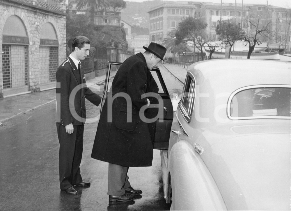 1956 SANTA MARGHERITA LIGURE Laurence OLIVIER parte dal Grand Hotel Miramare 1956Fotografia vintage rara d'epoca.Timbro archivio Publifoto Genova al verso.FORMATO: 24x18 cm CONDIZIONI: FAIR (increspature e difetti di stampa)ICHARTA mette in vendita le stampe vintage della collezione Publifoto Genova, per la maggior parte inedita o in tiratura di pochi esemplari. Si tratta di un'ottima opportunit&agrave; di investimento per i collezionisti di fotografie d'epoca.    originale e autentica 1
