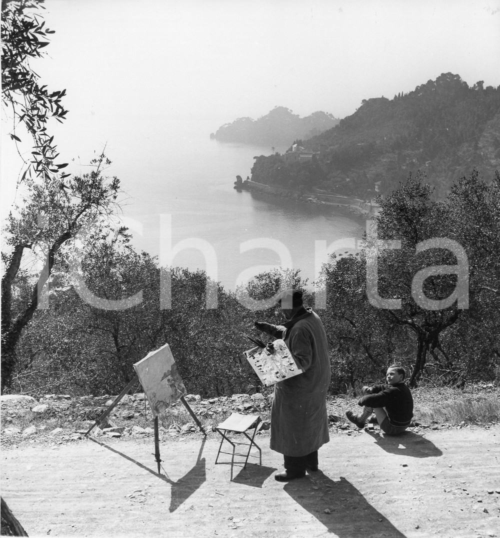 1953 PORTOFINO Pittore Arturo TOSI al lavoro en plein air - Foto 18x21 cm 1953Fotografia vintage rara d'epoca.Timbro archivio Publifoto Genova al verso.FORMATO: 18x21 cm CONDIZIONI: FAIR (lievi increspature marginali e minimi difetti di stampa)ICHARTA mette in vendita le stampe vintage della collezione Publifoto Genova, per la maggior parte inedita o in tiratura di pochi esemplari. Si tratta di un'ottima opportunit&agrave; di investimento per i collezionisti di fotografie d'epoca.    originale e autentica 1