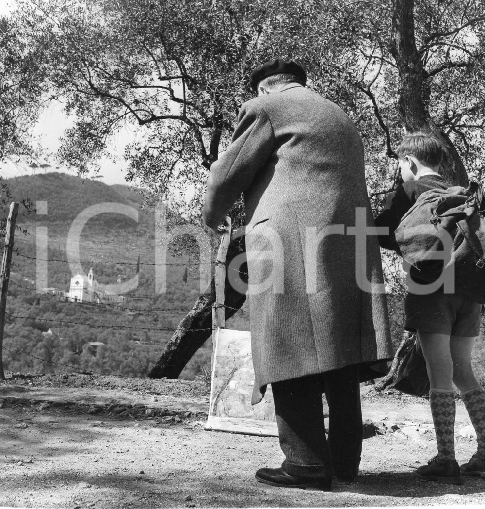 1953 PORTOFINO Pittore Arturo TOSI conclude seduta en plein air - Foto 18x18 cm 1953Fotografia vintage rara d'epoca.Timbro archivio Publifoto Genova al verso.FORMATO: 18x18 cm CONDIZIONI: FAIR (lievi increspature marginali e minimi difetti di stampa)ICHARTA mette in vendita le stampe vintage della collezione Publifoto Genova, per la maggior parte inedita o in tiratura di pochi esemplari. Si tratta di un'ottima opportunit&agrave; di investimento per i collezionisti di fotografie d'epoca.    originale e autentica 1