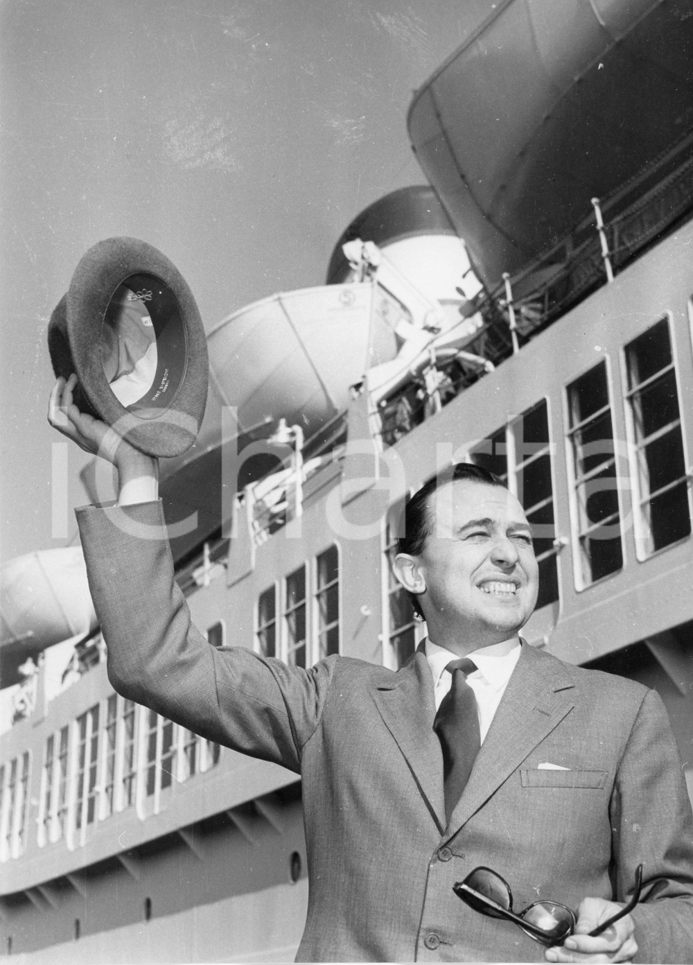 1957 GENOVA Tenore Giuseppe CAMPORA in partenza per gli USA - Foto 18x24 1957Fotografia vintage rara d'epoca.Timbro archivio Publifoto Genova al verso.FORMATO: 18x24 cm CONDIZIONI: FAIR (increspature marginali e difetti evidenti di stampa)ICHARTA mette in vendita le stampe vintage della collezione Publifoto Genova, per la maggior parte inedita o in tiratura di pochi esemplari. Si tratta di un'ottima opportunit&agrave; di investimento per i collezionisti di fotografie d'epoca.    originale e autentica 1