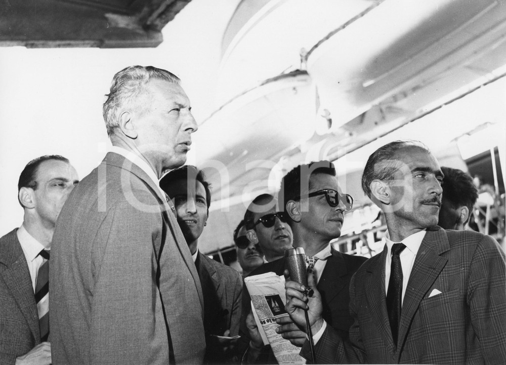 1956 GENOVA T/N Andrea Doria - Basso Ezio PINZA intervistato all'arrivo (2) Foto 1956Fotografia vintage rara d'epoca.Timbro archivio Publifoto Genova al verso.FORMATO: 24x18 cm CONDIZIONI: FAIR (increspature e difetti di stampa)ICHARTA mette in vendita le stampe vintage della collezione Publifoto Genova, per la maggior parte inedita o in tiratura di pochi esemplari. Si tratta di un'ottima opportunit&agrave; di investimento per i collezionisti di fotografie d'epoca.    originale e autentica 1