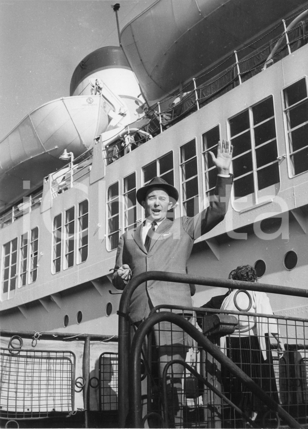 1957 GENOVA Tenore Giuseppe CAMPORA in partenza per gli USA (2) Foto 18x24 1957Fotografia vintage rara d'epoca.Timbro archivio Publifoto Genova al verso.FORMATO: 18x24 cm CONDIZIONI: FAIR (increspature marginali e difetti evidenti di stampa)ICHARTA mette in vendita le stampe vintage della collezione Publifoto Genova, per la maggior parte inedita o in tiratura di pochi esemplari. Si tratta di un'ottima opportunit&agrave; di investimento per i collezionisti di fotografie d'epoca.    originale e autentica 1