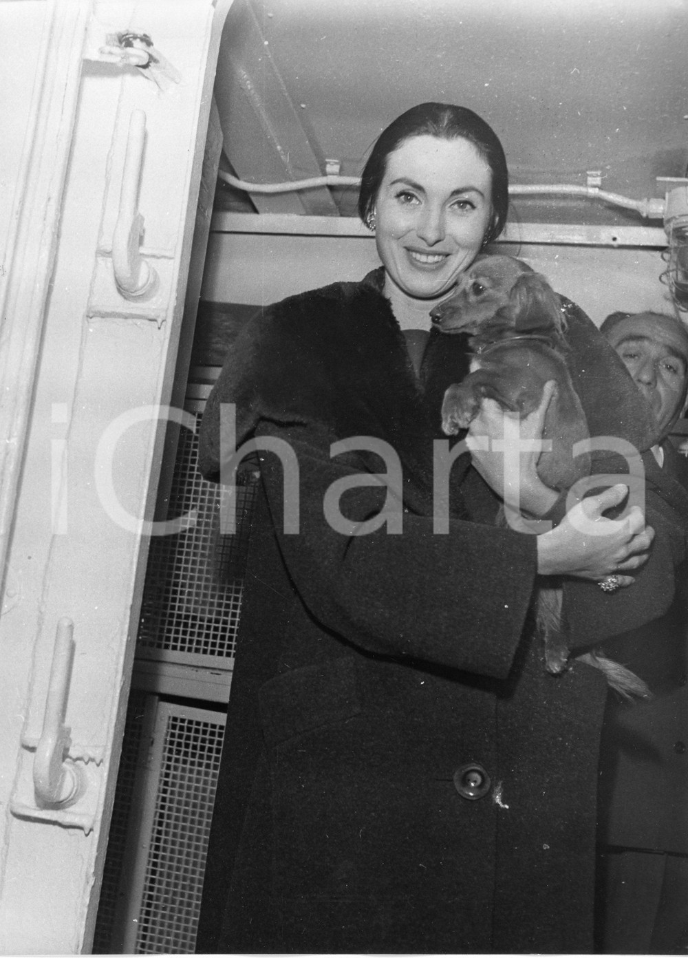 1958 GENOVA Attrice Paola MORI sbarca con il cagnolino - Foto 18x24 1958Fotografia vintage rara d'epoca.Timbro archivio Publifoto Genova al verso.FORMATO: 18x24 cm CONDIZIONI: FAIR (lievi increspature marginali e difetti evidenti di stampa)ICHARTA mette in vendita le stampe vintage della collezione Publifoto Genova, per la maggior parte inedita o in tiratura di pochi esemplari. Si tratta di un'ottima opportunit&agrave; di investimento per i collezionisti di fotografie d'epoca.    originale e autentica 1