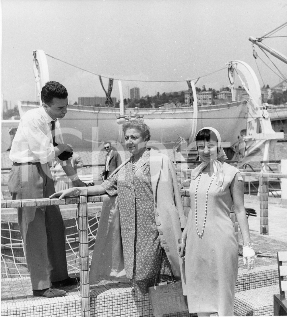 Fotografia d epoca originale 1958 GENOVA TEATRO Partenza Compagnia DUSE per il Sudamerica 2 Foto 18x19 1