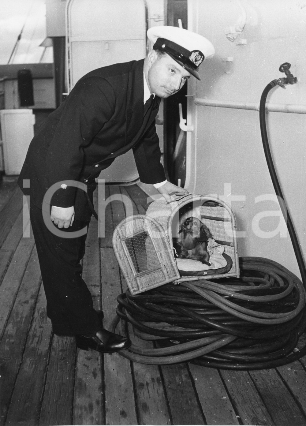 1958 GENOVA Il cagnolino di Orson Welles pronto allo sbarco - Foto 18x24 cm 1958Fotografia vintage rara d'epoca.Timbro archivio Publifoto Genova al verso.FORMATO: 18x24 cm CONDIZIONI: FAIR (lievi increspature marginali e difetti di stampa)ICHARTA mette in vendita le stampe vintage della collezione Publifoto Genova, per la maggior parte inedita o in tiratura di pochi esemplari. Si tratta di un'ottima opportunit&agrave; di investimento per i collezionisti di fotografie d'epoca.    originale e autentica 1