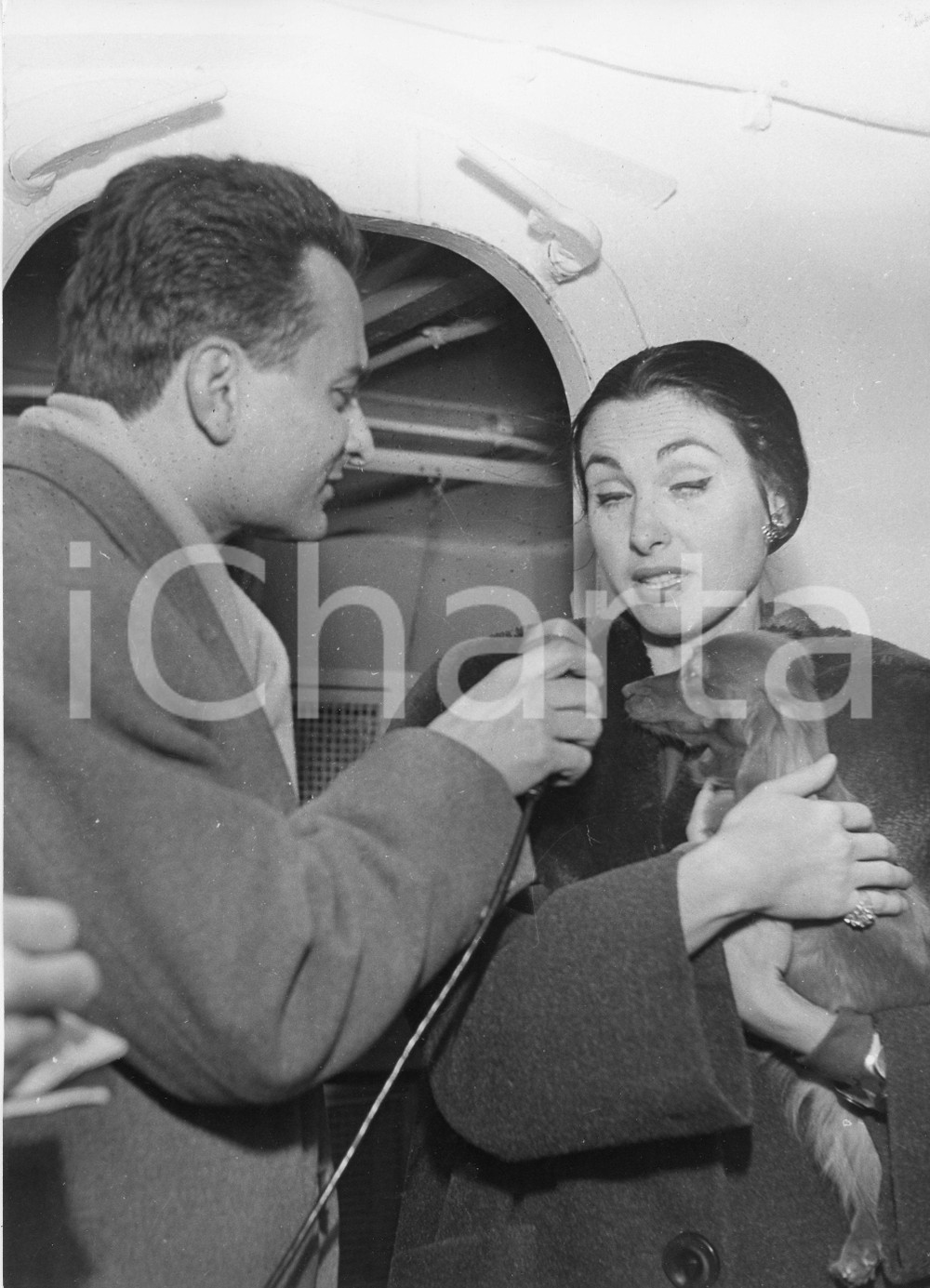 1958 GENOVA Attrice Paola MORI WELLES intervistata all'arrivo - Foto 18x24 cm 1958Fotografia vintage rara d'epoca.Timbro archivio Publifoto Genova al verso.FORMATO: 18x24 cm CONDIZIONI: FAIR (lievi increspature marginali e difetti di stampa)ICHARTA mette in vendita le stampe vintage della collezione Publifoto Genova, per la maggior parte inedita o in tiratura di pochi esemplari. Si tratta di un'ottima opportunit&agrave; di investimento per i collezionisti di fotografie d'epoca.    originale e autentica 1
