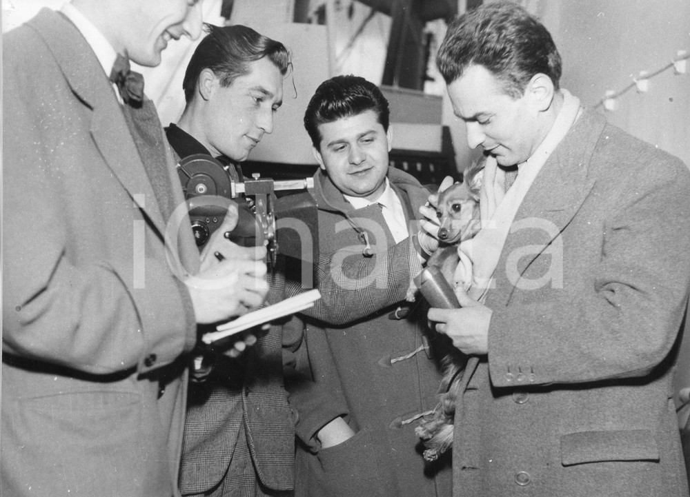 1958 GENOVA Giornalisti con il cagnolino di Orson Welles (1) Foto 24x18 cm 1958Fotografia vintage rara d'epoca.Timbro archivio Publifoto Genova al verso.FORMATO: 24x18 cm CONDIZIONI: FAIR (abrasione all'angolo superiore sinistro e difetti di stampa)ICHARTA mette in vendita le stampe vintage della collezione Publifoto Genova, per la maggior parte inedita o in tiratura di pochi esemplari. Si tratta di un'ottima opportunit&agrave; di investimento per i collezionisti di fotografie d'epoca.    originale e autentica 1