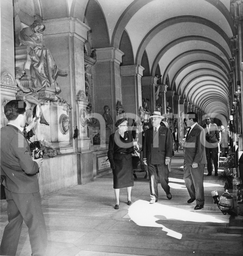 Fotografia d epoca originale 1958 GENOVA Harry TRUMAN visita il Cimitero di Staglieno 2 Foto 18x18 cm 1
