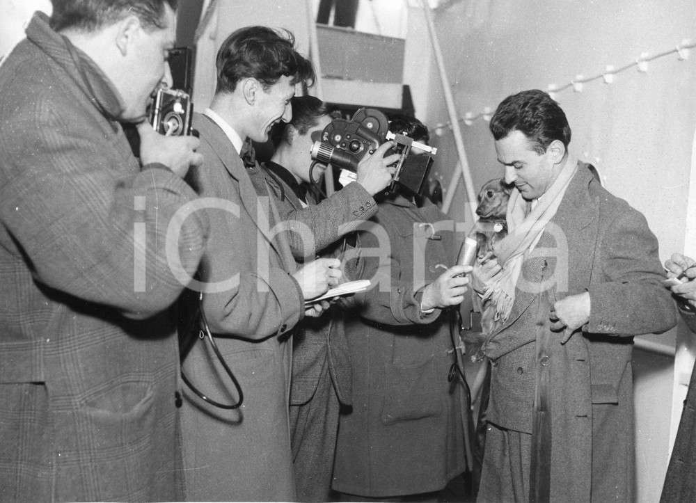 1958 GENOVA Giornalisti con il cagnolino di Orson Welles (2) Foto 24x18 cm 1958Fotografia vintage rara d'epoca.Timbro archivio Publifoto Genova al verso.FORMATO: 24x18 cm CONDIZIONI: FAIR (increspature marginali e difetti di stampa)ICHARTA mette in vendita le stampe vintage della collezione Publifoto Genova, per la maggior parte inedita o in tiratura di pochi esemplari. Si tratta di un'ottima opportunit&agrave; di investimento per i collezionisti di fotografie d'epoca.    originale e autentica 1