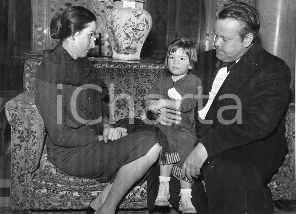 1958 GENOVA Orson WELLES con la moglie Paola MORI e la figlia - Foto 24x18 cm 1958Fotografia vintage rara d'epoca.Timbro archivio Publifoto Genova al verso.FORMATO: 24x18 cm CONDIZIONI: FAIR (increspature marginali e difetti di stampa)ICHARTA mette in vendita le stampe vintage della collezione Publifoto Genova, per la maggior parte inedita o in tiratura di pochi esemplari. Si tratta di un'ottima opportunit&agrave; di investimento per i collezionisti di fotografie d'epoca.    originale e autentica 1