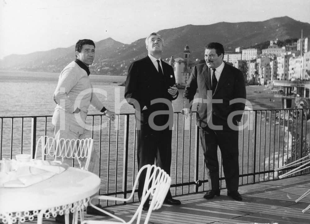 Fotografia d epoca originale 1958 CAMOGLI Folco LULLI e Vittorio DE SICA  con lo sceneggiatore Duccio TESSARI 1