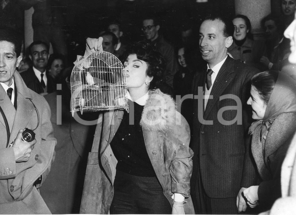 Fotografia d epoca originale 1958 RAPALLO Caccia Pentola d oro  Silvana PAMPANINI con canarino  Foto RARA 1