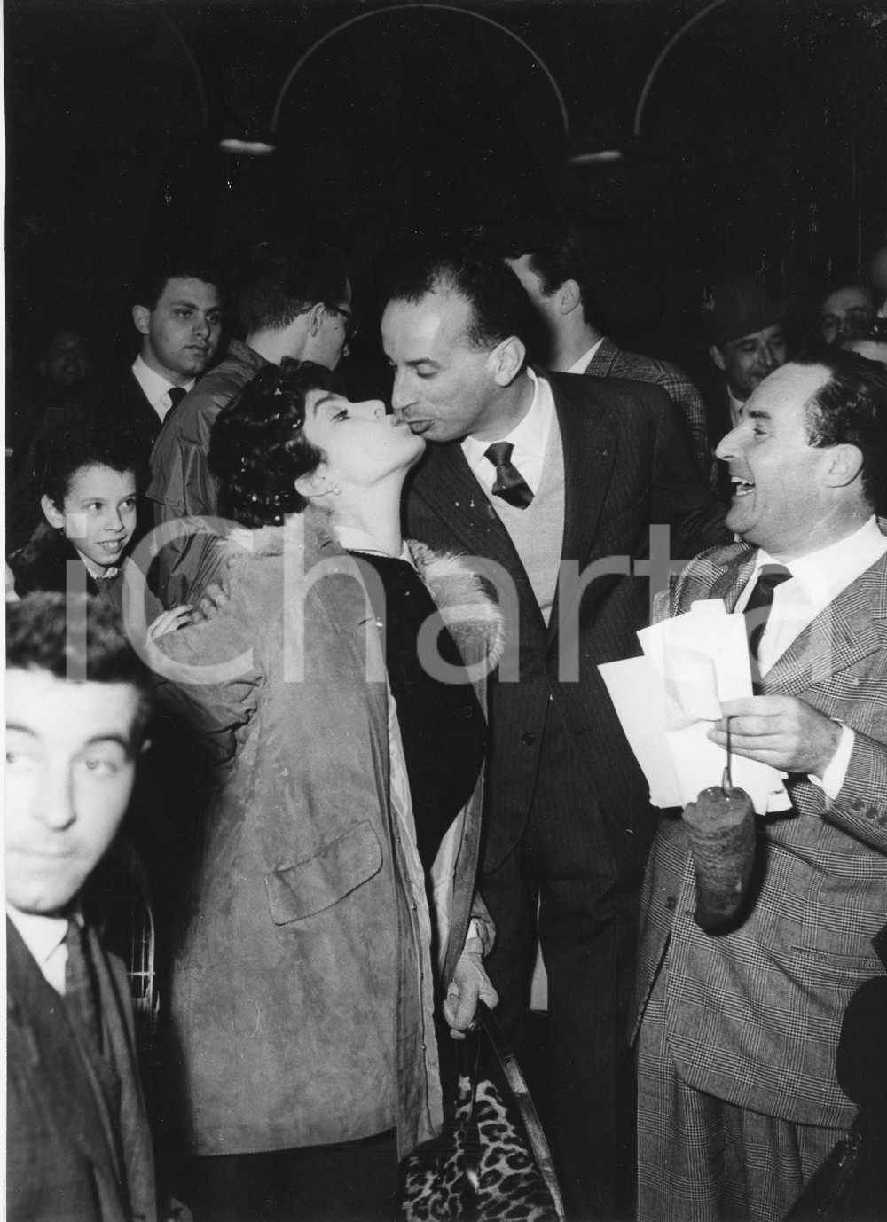 Fotografia d epoca originale 1958 RAPALLO Caccia alla Pentola d oro  Bacio con Silvana PAMPANINI  Foto RARA 1