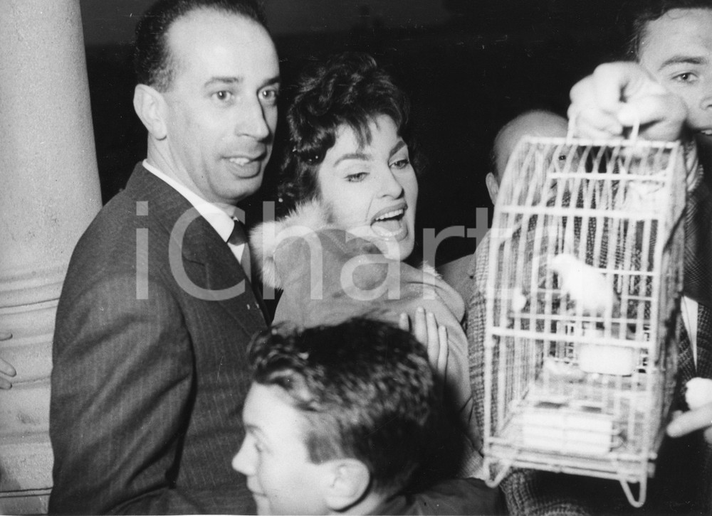 Fotografia d epoca originale 1958 RAPALLO Caccia Pentola d oro  Silvana PAMPANINI con un canarino Foto RARA 1