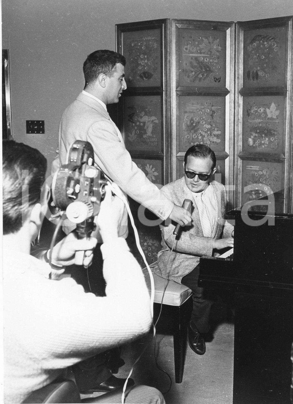 Fotografia d epoca originale 1958 GENOVA Compositore Jule STYNE al pianoforte 2 Foto 18x24 cm 1