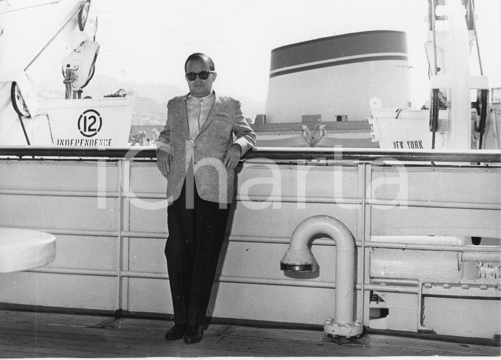 Fotografia d epoca originale 1958 GENOVA T/N Independence  Arrivo compositore Jule STYNE 2 Foto 24x18 cm 1