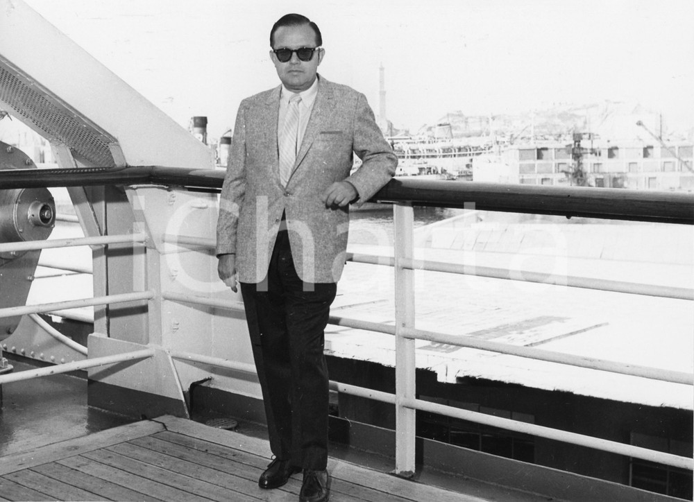 1958 GENOVA T/N Independence - Arrivo compositore Jule STYNE (3) Foto 24x18 cm 1958Fotografia rara d'epoca.Timbro archivio Publifoto Genova al verso.FORMATO: 24x18 cm CONDIZIONI: FAIR (lievi increspature e minimi difetti di stampa)ICHARTA mette in vendita le stampe vintage della collezione Publifoto Genova, per la maggior parte inedita o in tiratura di pochi esemplari. Si tratta di un'ottima opportunit&agrave; di investimento per i collezionisti di fotografie d'epoca.    originale e autentica 1