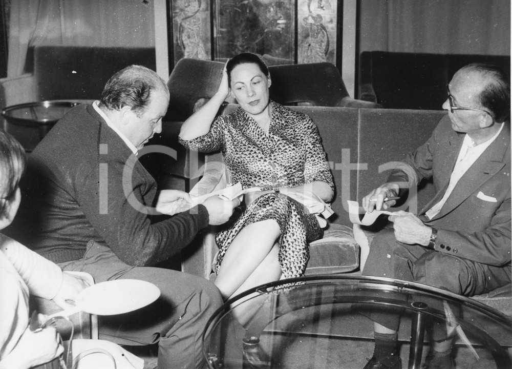 1957 GENOVA Soprano Renata TEBALDI al rientro dalla tournée USA (2) Foto 24x18 1957Fotografia vintage rara d'epoca.Timbro archivio Publifoto Genova al verso.FORMATO: 24x18 cm CONDIZIONI: FAIR (lievi increspature marginali e difetti di stampa)ICHARTA mette in vendita le stampe vintage della collezione Publifoto Genova, per la maggior parte inedita o in tiratura di pochi esemplari. Si tratta di un'ottima opportunit&agrave; di investimento per i collezionisti di fotografie d'epoca.    originale e autentica 1