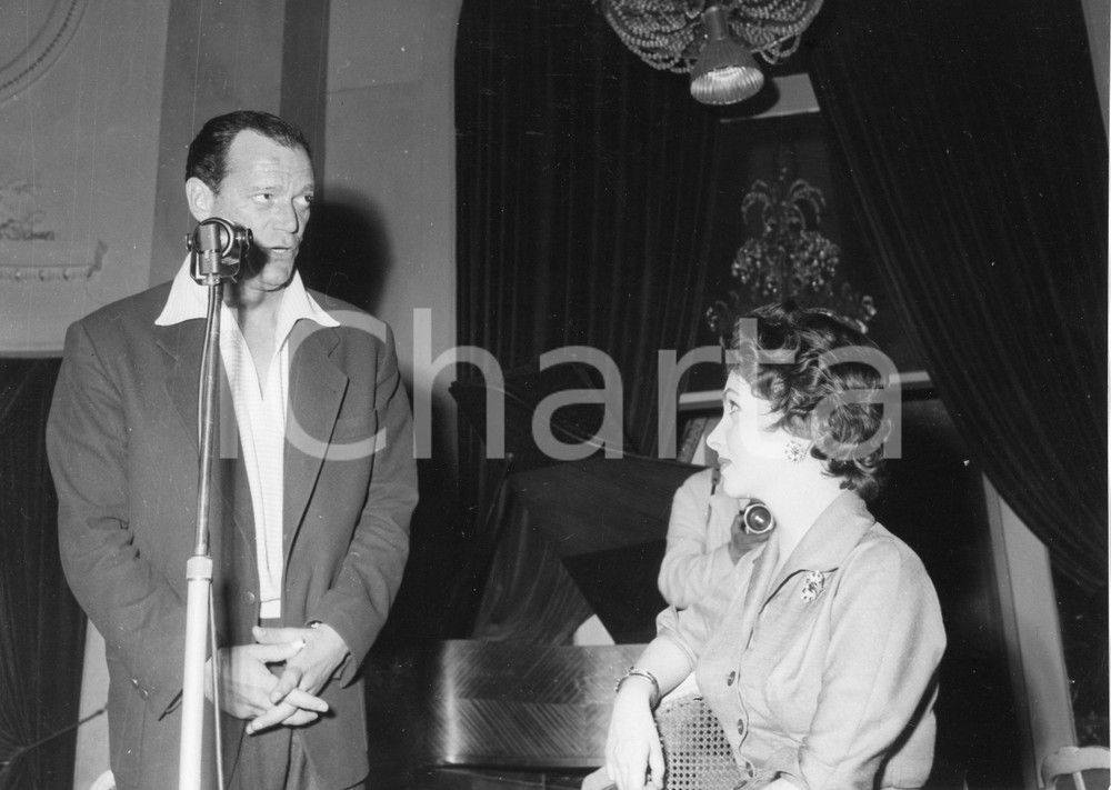 1955 SANREMO Gina LOLLOBRIGIDA a un ricevimento sullo yacht di Rizzoli (1) Foto 1955Fotografia vintage rara d'epoca.Timbro archivio Publifoto Genova al verso.FORMATO: 24x18 cm CONDIZIONI: G (minimi difetti di stampa)ICHARTA mette in vendita le stampe vintage della collezione Publifoto Genova, per la maggior parte inedita o in tiratura di pochi esemplari. Si tratta di un'ottima opportunit&agrave; di investimento per i collezionisti di fotografie d'epoca.    originale e autentica 1
