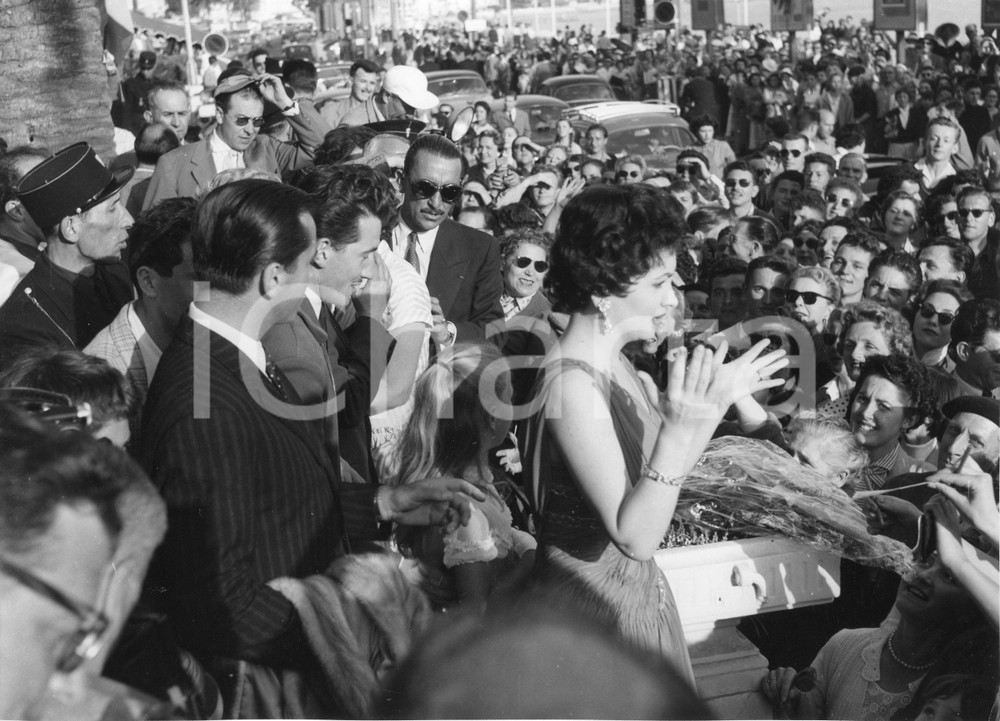 1955 FESTIVAL DI CANNES Gina LOLLOBRIGIDA tra la folla - Foto 24x18 cm 1955Fotografia vintage rara d'epoca.Timbro archivio Publifoto Genova al verso.FORMATO: 24x18 cm CONDIZIONI: G (lieve increspatura al lato destro; minimi difetti di stampa)ICHARTA mette in vendita le stampe vintage della collezione Publifoto Genova, per la maggior parte inedita o in tiratura di pochi esemplari. Si tratta di un'ottima opportunit&agrave; di investimento per i collezionisti di fotografie d'epoca.    originale e autentica 1