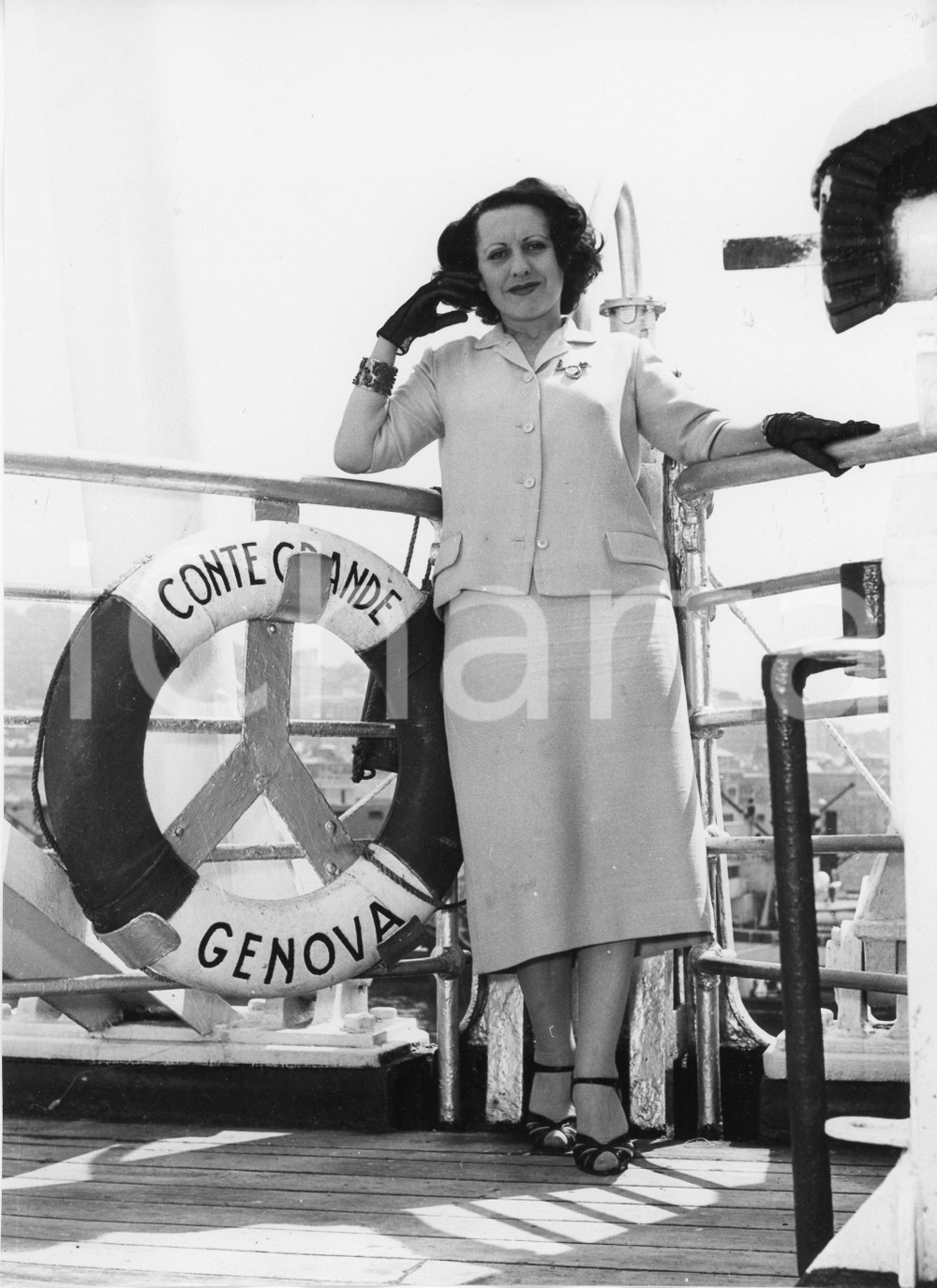1955 GENOVA Soprano Margherita CAROSIO in partenza sul "Conte Grande" - Foto 1955Fotografia vintage rara d'epoca.Timbro archivio Publifoto Genova al verso.FORMATO: 18x24 cm CONDIZIONI: FAIR (increspature marginali e difetti di stampa)ICHARTA mette in vendita le stampe vintage della collezione Publifoto Genova, per la maggior parte inedita o in tiratura di pochi esemplari. Si tratta di un'ottima opportunit&agrave; di investimento per i collezionisti di fotografie d'epoca.    originale e autentica 1