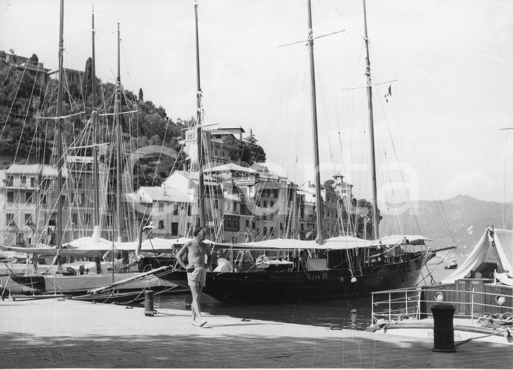 1955 PORTOFINO Principe BERTIL di Svezia in vacanza - Foto vintage RARA 24x18 cm 1955Fotografia vintage rara d'epoca.Timbro archivio Publifoto Genova al verso.FORMATO: 24x18 cm CONDIZIONI: FAIR (increspature marginali e difetti di stampa)ICHARTA mette in vendita le stampe vintage della collezione Publifoto Genova, per la maggior parte inedita o in tiratura di pochi esemplari. Si tratta di un'ottima opportunit&agrave; di investimento per i collezionisti di fotografie d'epoca.    originale e autentica 1