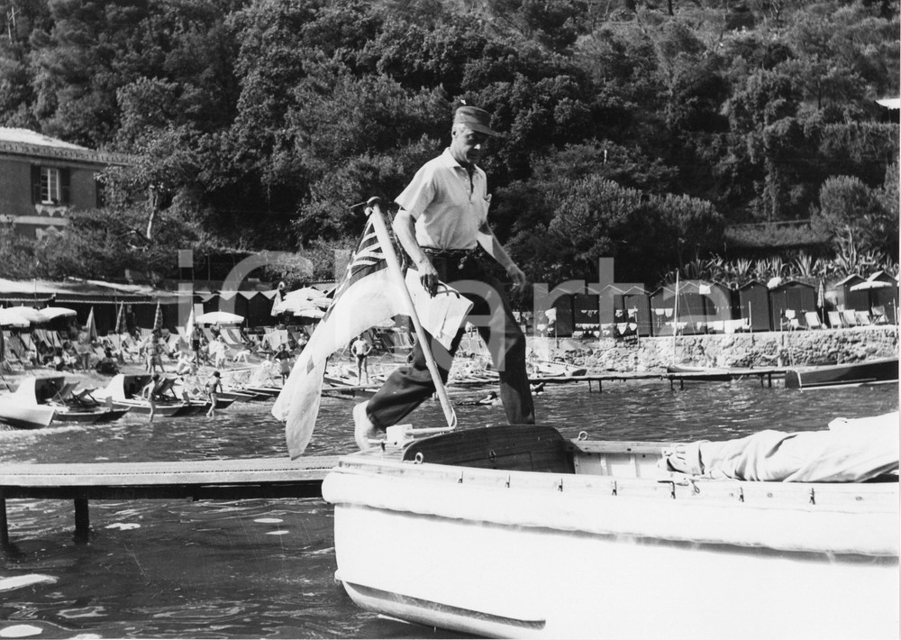 1955 PARAGGI (GE) Duca di WINDSOR sul pontile - Foto vintage 24x18 cm 1955Fotografia vintage rara d'epoca.Timbro archivio Publifoto Genova al verso.FORMATO: 24x18 cm CONDIZIONI: FAIR (increspature al margine destro)ICHARTA mette in vendita le stampe vintage della collezione Publifoto Genova, per la maggior parte inedita o in tiratura di pochi esemplari. Si tratta di un'ottima opportunit&agrave; di investimento per i collezionisti di fotografie d'epoca.    originale e autentica 1