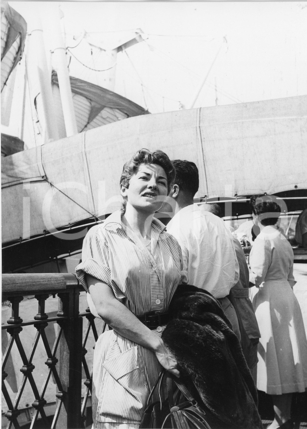 1955 GENOVA Arrivo Nelida ROMERO attrice argentina (2) Foto 18x24 cm 1955Fotografia vintage rara d'epoca.Timbro archivio Publifoto Genova al verso.FORMATO: 18x24 cm CONDIZIONI: FAIR (increspature marginali e difetti di stampa)ICHARTA mette in vendita le stampe vintage della collezione Publifoto Genova, per la maggior parte inedita o in tiratura di pochi esemplari. Si tratta di un'ottima opportunit&agrave; di investimento per i collezionisti di fotografie d'epoca.    originale e autentica 1