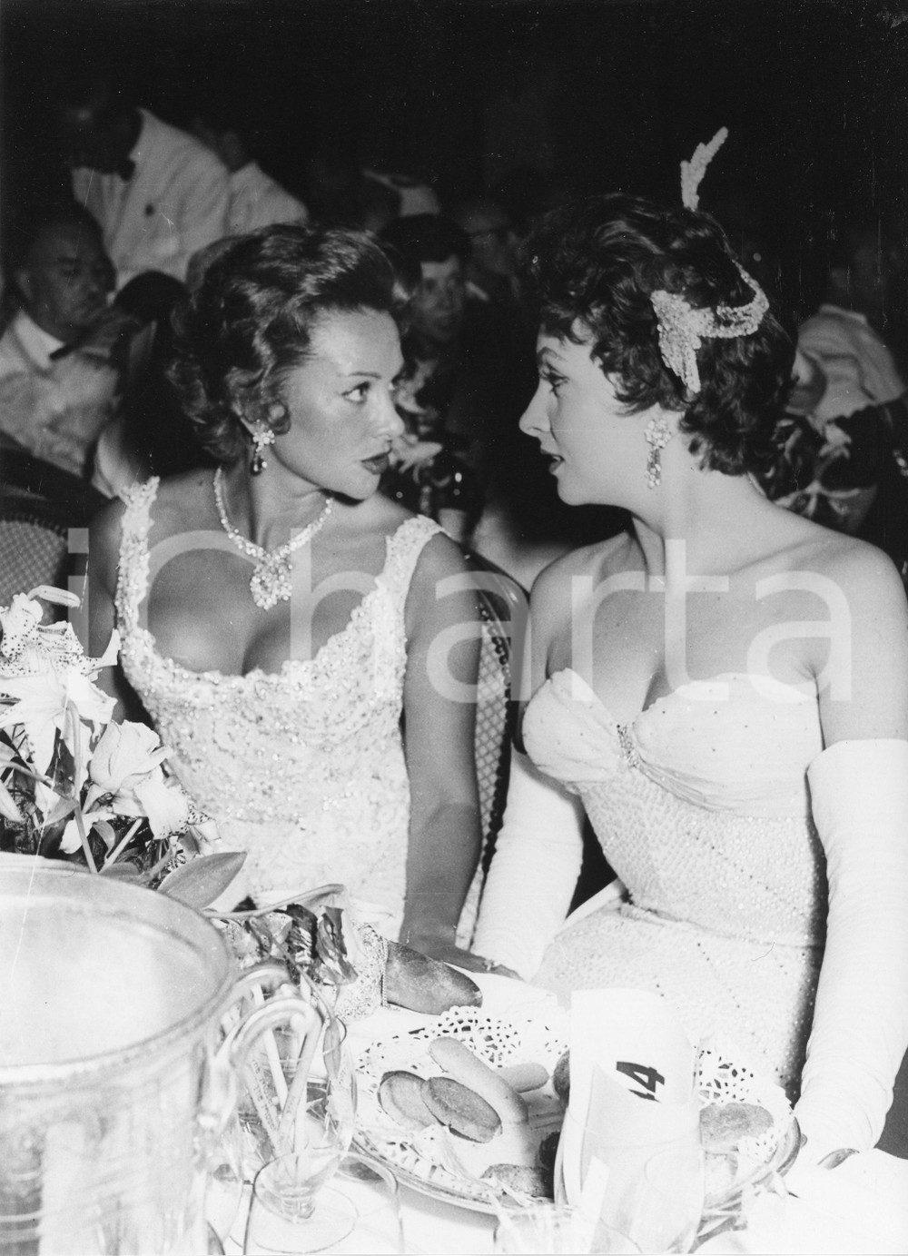 Agosto 1955 MONTECARLO Sporting d'Eté - Martine CAROL Gina LOLLOBRIGIDA (1) Foto 1955Fotografia vintage rara d'epoca.Timbro archivio Publifoto Genova al verso.FORMATO: 18x24 cm CONDIZIONI: FAIR (difetti di stampa)ICHARTA mette in vendita le stampe vintage della collezione Publifoto Genova, per la maggior parte inedita o in tiratura di pochi esemplari. Si tratta di un'ottima opportunit&agrave; di investimento per i collezionisti di fotografie d'epoca.    originale e autentica 1
