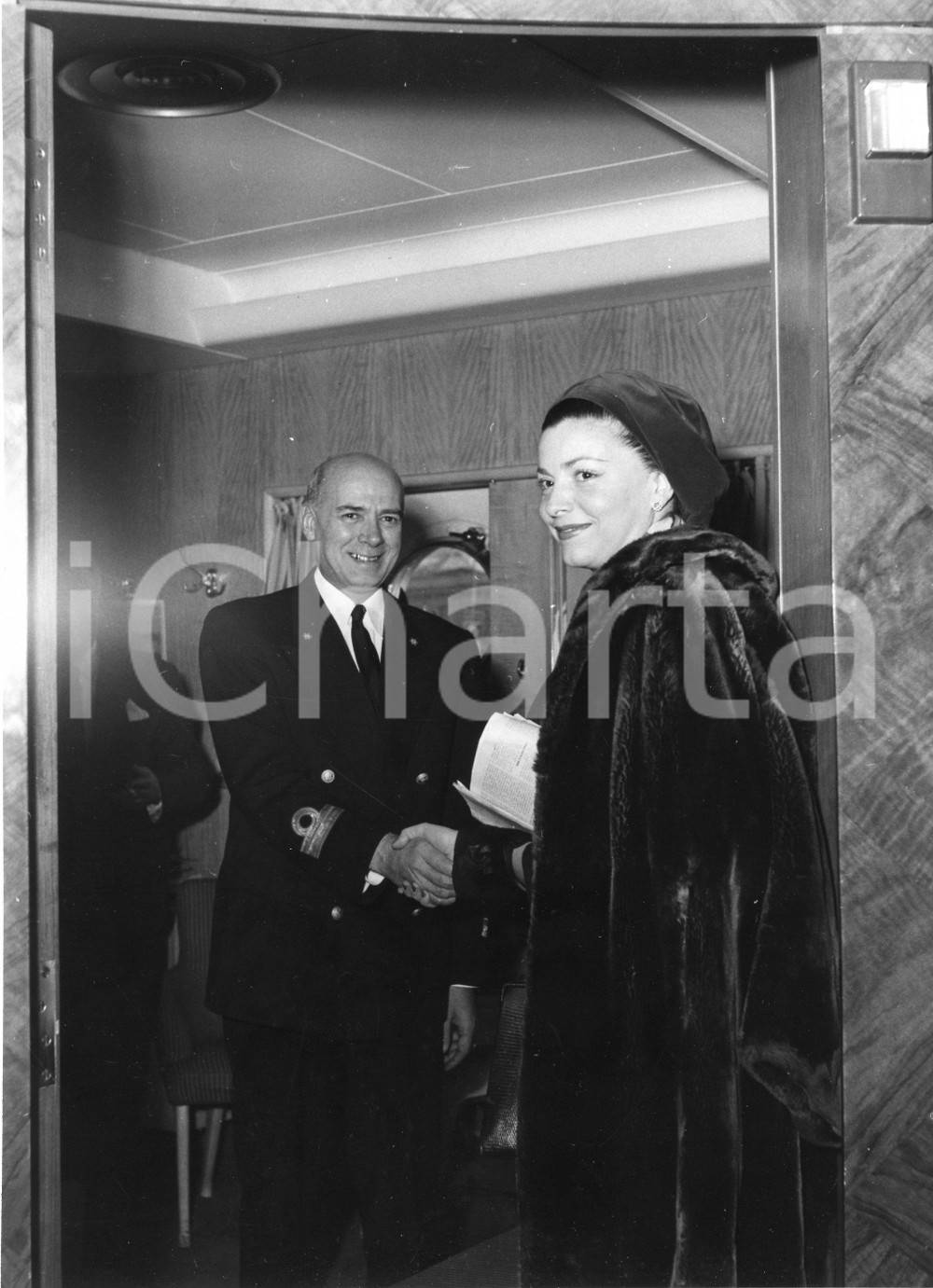 Fotografia d epoca originale 1958 GENOVA T/N Cristoforo Colombo  Soprano Marcella POBBE in partenza 5 Foto 1