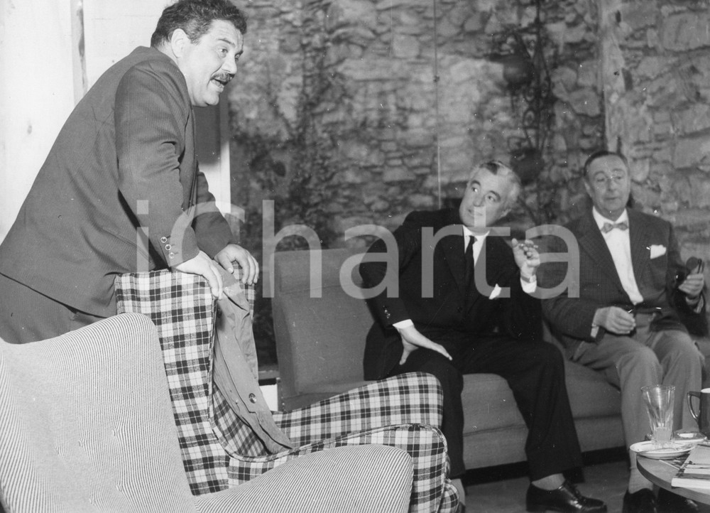 1958 CAMOGLI Folco LULLI e Vittorio DE SICA in attesa delle riprese (2) Foto 24x18 1958Fotografia rara d'epoca, che ritrae Folco Lulli e Vittorio De Sica a Camogli per le riprese in esterna del fim "Pezzo, capopezzo e capitano" di Wolfgang Staudte.Timbro archivio Publifoto Genova al verso.FORMATO: 24x18 cm CONDIZIONI: FAIR (increspature marginali e difetti di stampa)ICHARTA mette in vendita le stampe vintage della collezione Publifoto Genova, per la maggior parte inedita o in tiratura di pochi esemplari. Si tratta di un'ottima opportunit&agrave; di investimento per i collezionisti di fotografie d'epoca.    originale e autentica 1