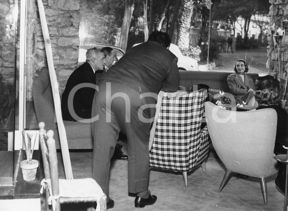 1958 CAMOGLI Folco LULLI e Vittorio DE SICA in attesa delle riprese (3) Foto 24x18 1958Fotografia rara d'epoca, che ritrae Folco Lulli e Vittorio De Sica a Camogli per le riprese in esterna del fim "Pezzo, capopezzo e capitano" di Wolfgang Staudte.Timbro archivio Publifoto Genova al verso.FORMATO: 24x18 cm CONDIZIONI: FAIR (increspature marginali e difetti di stampa)ICHARTA mette in vendita le stampe vintage della collezione Publifoto Genova, per la maggior parte inedita o in tiratura di pochi esemplari. Si tratta di un'ottima opportunit&agrave; di investimento per i collezionisti di fotografie d'epoca.    originale e autentica 1