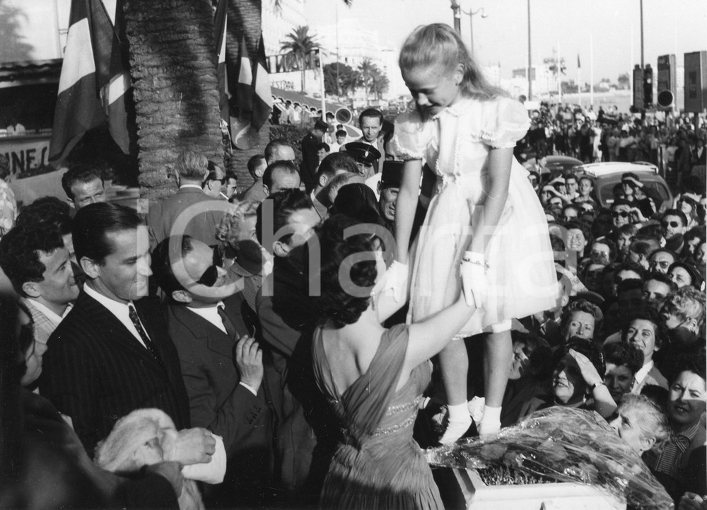 1955 FESTIVAL DI CANNES Gina LOLLOBRIGIDA incontra una bambina - Foto 24x18 cm 1955Fotografia vintage rara d'epoca.Timbro archivio Publifoto Genova al verso.FORMATO: 24x18 cm CONDIZIONI: G (increspature al lato destro; minimi difetti di stampa)ICHARTA mette in vendita le stampe vintage della collezione Publifoto Genova, per la maggior parte inedita o in tiratura di pochi esemplari. Si tratta di un'ottima opportunit&agrave; di investimento per i collezionisti di fotografie d'epoca.    originale e autentica 1
