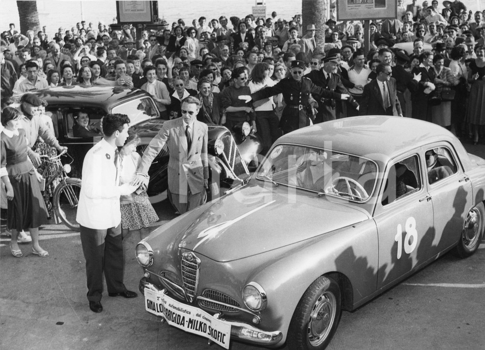 1955 FESTIVAL DI CANNES Arrivo Gina LOLLOBRIGIDA Milko SKOFIC - Foto 24x18 cm 1955Fotografia vintage rara d'epoca.La coppia Lollobrigida-Skofic arriva sull'auto del Rally del Cinema.Timbro archivio Publifoto Genova al verso.FORMATO: 24x18 cm CONDIZIONI: FAIR (increspature al lato sinistro; minimi difetti di stampa)ICHARTA mette in vendita le stampe vintage della collezione Publifoto Genova, per la maggior parte inedita o in tiratura di pochi esemplari. Si tratta di un'ottima opportunit&agrave; di investimento per i collezionisti di fotografie d'epoca.    originale e autentica 1