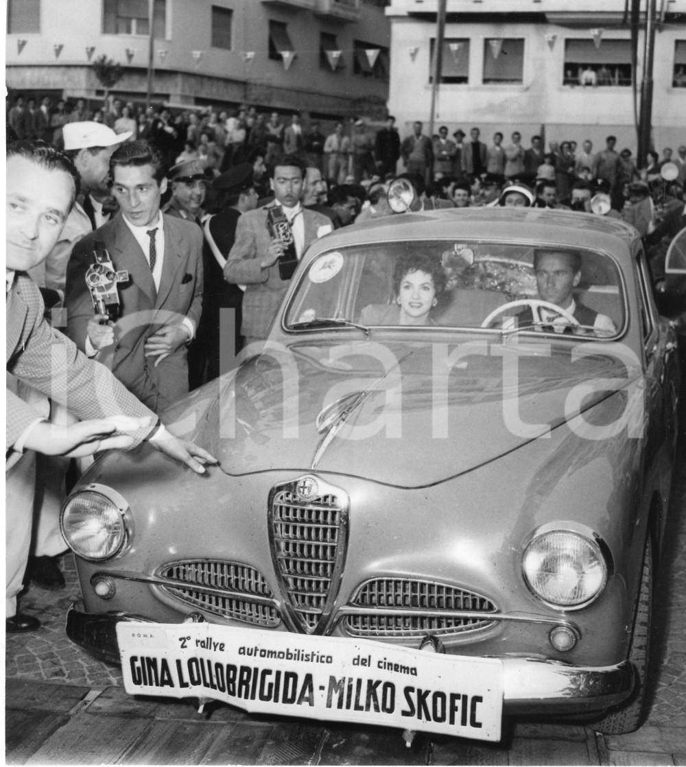 1955 SANREMO Rally del Cinema - Arrivo Gina LOLLOBRIGIDA Milko SKOFIC - Foto 1955Fotografia vintage rara d'epoca.La coppia Lollobrigida-Skofic arriva sull'auto del Rally del Cinema.Timbro archivio Publifoto Genova al verso.FORMATO: 18x19 cm CONDIZIONI: GICHARTA mette in vendita le stampe vintage della collezione Publifoto Genova, per la maggior parte inedita o in tiratura di pochi esemplari. Si tratta di un'ottima opportunit&agrave; di investimento per i collezionisti di fotografie d'epoca.    originale e autentica 1