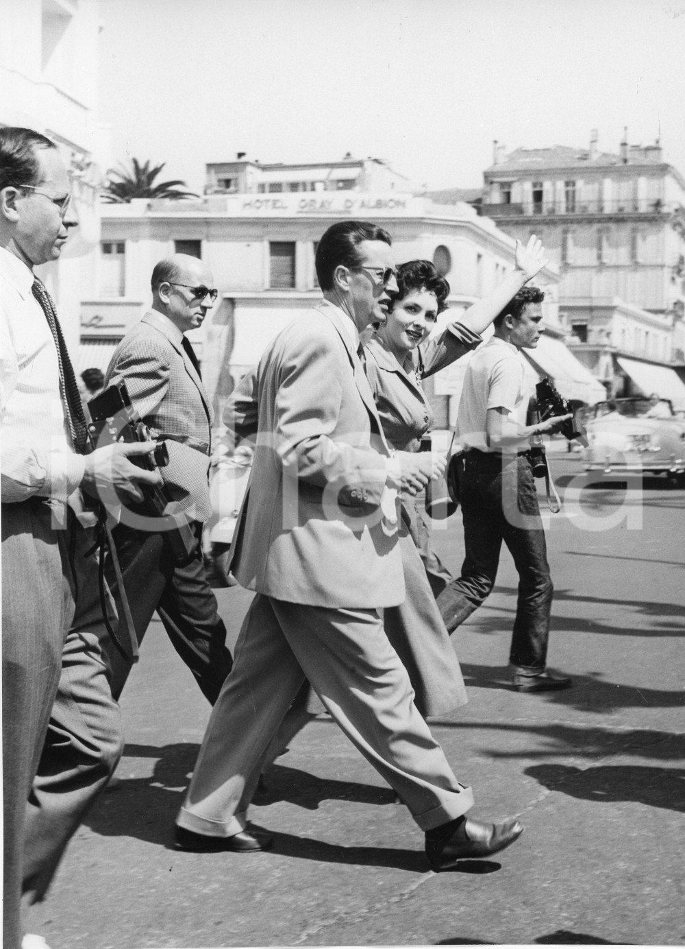 1955 FESTIVAL DI CANNES Gina LOLLOBRIGIDA saluta il pubblico - Foto 18x24 cm 1955Fotografia vintage rara d'epoca.Timbro archivio Publifoto Genova al verso.FORMATO: 18x24 cm CONDIZIONI: FAIR (increspature marginali; minimi difetti di stampa)ICHARTA mette in vendita le stampe vintage della collezione Publifoto Genova, per la maggior parte inedita o in tiratura di pochi esemplari. Si tratta di un'ottima opportunit&agrave; di investimento per i collezionisti di fotografie d'epoca.    originale e autentica 1