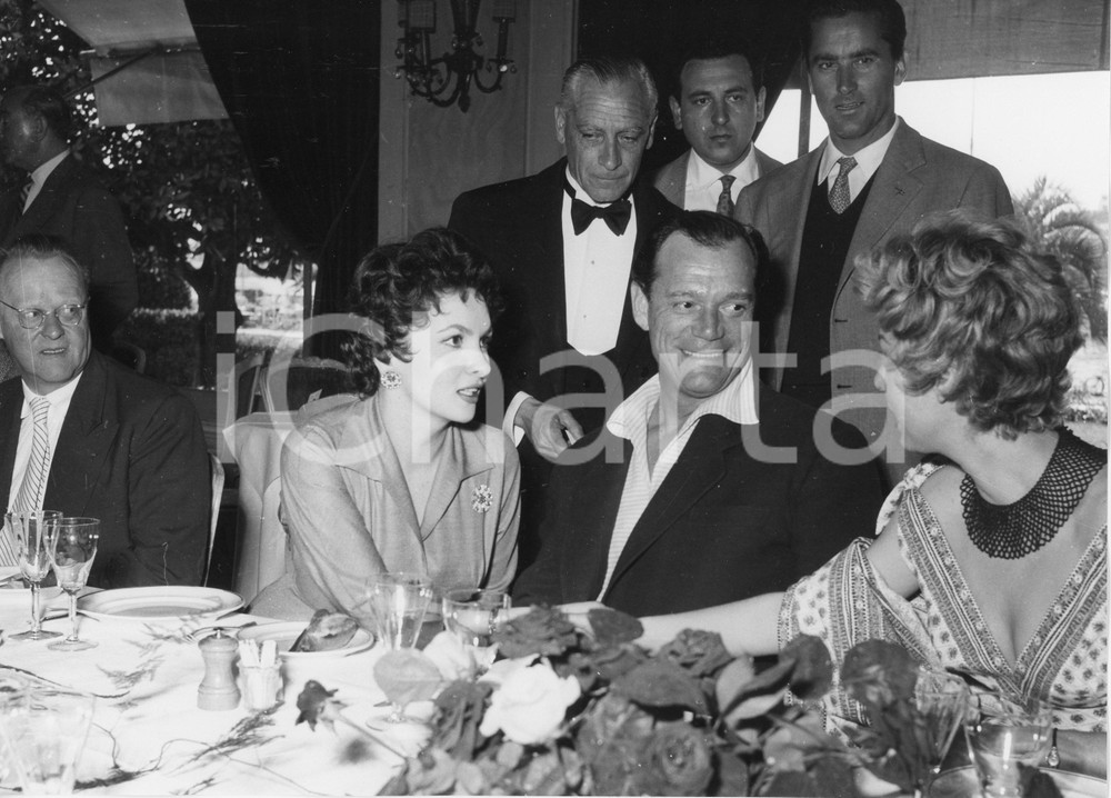 1955 SANREMO Gina LOLLOBRIGIDA sullo yacht di Angelo Rizzoli (3) Foto 24x18 cm 1955Fotografia vintage rara d'epoca.Timbro archivio Publifoto Genova al verso.FORMATO: 24x18 cm CONDIZIONI: G (lievi increspature e difetti di stampa)ICHARTA mette in vendita le stampe vintage della collezione Publifoto Genova, per la maggior parte inedita o in tiratura di pochi esemplari. Si tratta di un'ottima opportunit&agrave; di investimento per i collezionisti di fotografie d'epoca.    originale e autentica 1