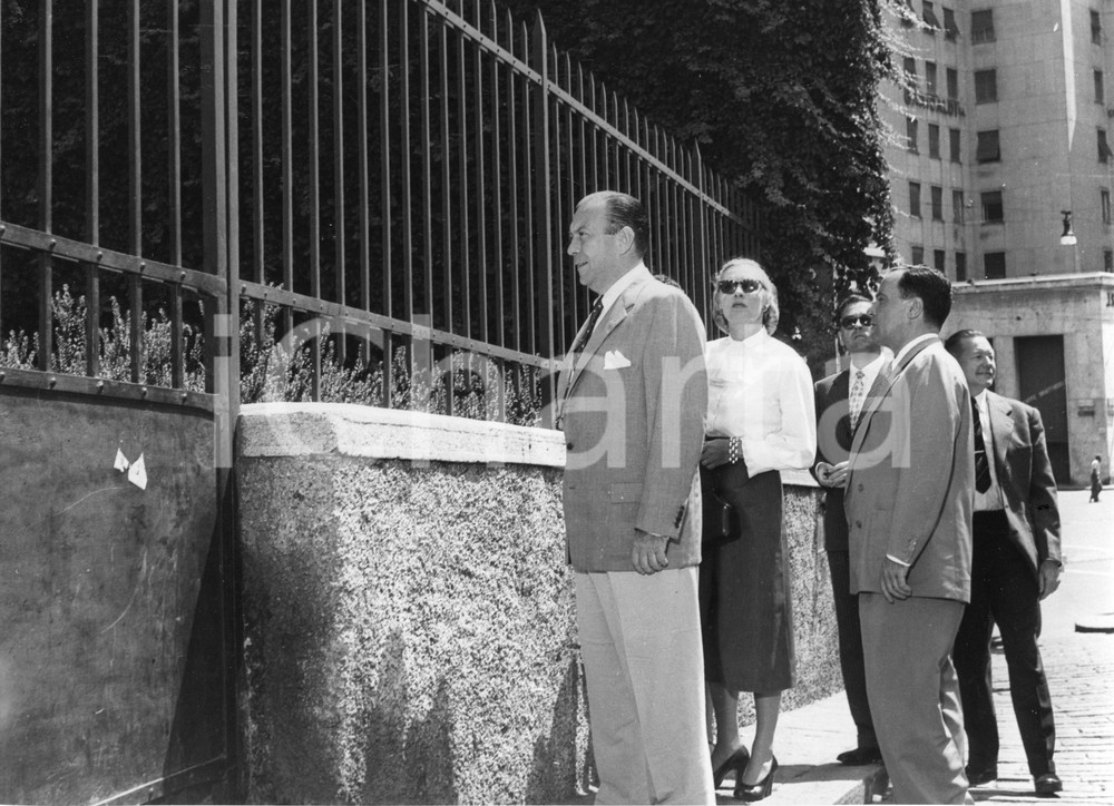 1955 GENOVA Robert WAGNER sindaco New York visita casa di Cristoforo Colombo 1955Fotografia vintage rara d'epoca.Timbro archivio Publifoto Genova al verso.FORMATO: 24x18 cm CONDIZIONI: FAIR (lievi increspature marginali e difetti di stampa)ICHARTA mette in vendita le stampe vintage della collezione Publifoto Genova, per la maggior parte inedita o in tiratura di pochi esemplari. Si tratta di un'ottima opportunit&agrave; di investimento per i collezionisti di fotografie d'epoca.    originale e autentica 1