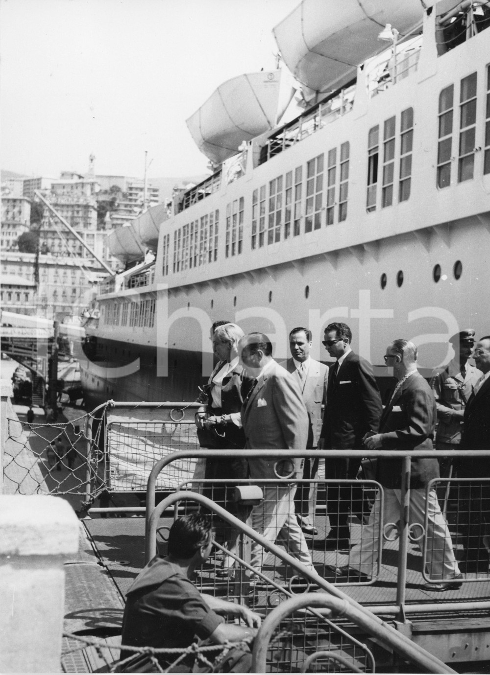 1955 GENOVA Sbarco di Robert WAGNER sindaco di New York - Foto vintage 18x24 cm 1955Fotografia vintage rara d'epoca.Timbro archivio Publifoto Genova al verso.FORMATO: 18x24 cm CONDIZIONI: FAIR (lievi increspature marginali e minimi difetti di stampa)ICHARTA mette in vendita le stampe vintage della collezione Publifoto Genova, per la maggior parte inedita o in tiratura di pochi esemplari. Si tratta di un'ottima opportunit&agrave; di investimento per i collezionisti di fotografie d'epoca.    originale e autentica 1