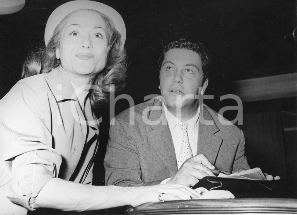 1955 GENOVA Eva MAGNI e Renzo RICCI in partenza per il Sudamerica - Foto 1955Fotografia vintage rara d'epoca, scattata in occasione della partenza della Compagnia del Teatro Italiano.Timbro archivio Publifoto Genova al verso.FORMATO: 24x18 cm CONDIZIONI: FAIR (difetti di stampa)ICHARTA mette in vendita le stampe vintage della collezione Publifoto Genova, per la maggior parte inedita o in tiratura di pochi esemplari. Si tratta di un'ottima opportunit&agrave; di investimento per i collezionisti di fotografie d'epoca.    originale e autentica 1