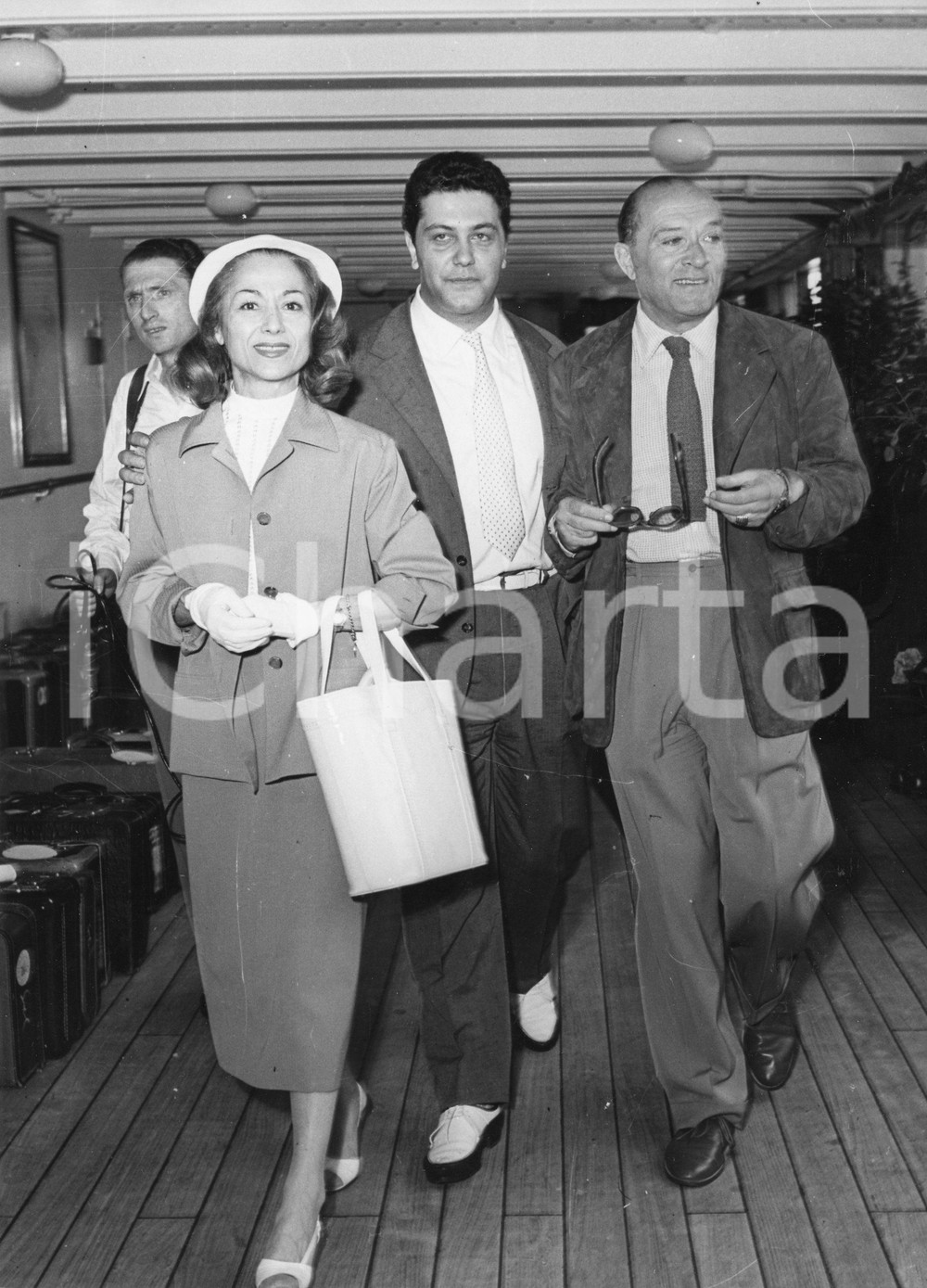 1955 GENOVA M/N Augustus - Eva MAGNI Renzo RICCI Franco ENRIQUEZ Foto 18x24 1955Fotografia vintage rara d'epoca, scattata in occasione della partenza della Compagnia del Teatro Italiano.Timbro archivio Publifoto Genova al verso.FORMATO: 18x24 cm CONDIZIONI: FAIR (difetti di stampa e increspature marginali)ICHARTA mette in vendita le stampe vintage della collezione Publifoto Genova, per la maggior parte inedita o in tiratura di pochi esemplari. Si tratta di un'ottima opportunit&agrave; di investimento per i collezionisti di fotografie d'epoca.    originale e autentica 1