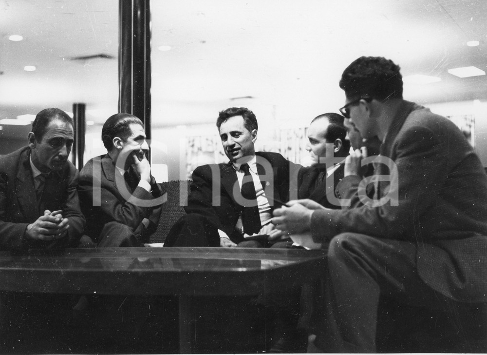 1955 GENOVA T/N Constitution - Regista Elia KAZAN in partenza (1) Foto 24x18 cm 1955Fotografia vintage rara d'epoca.Timbro archivio Publifoto Genova al verso.FORMATO: 24x18 cm CONDIZIONI: FAIR (lievi increspature marginali; difetti di stampa)ICHARTA mette in vendita le stampe vintage della collezione Publifoto Genova, per la maggior parte inedita o in tiratura di pochi esemplari. Si tratta di un'ottima opportunit&agrave; di investimento per i collezionisti di fotografie d'epoca.    originale e autentica 1