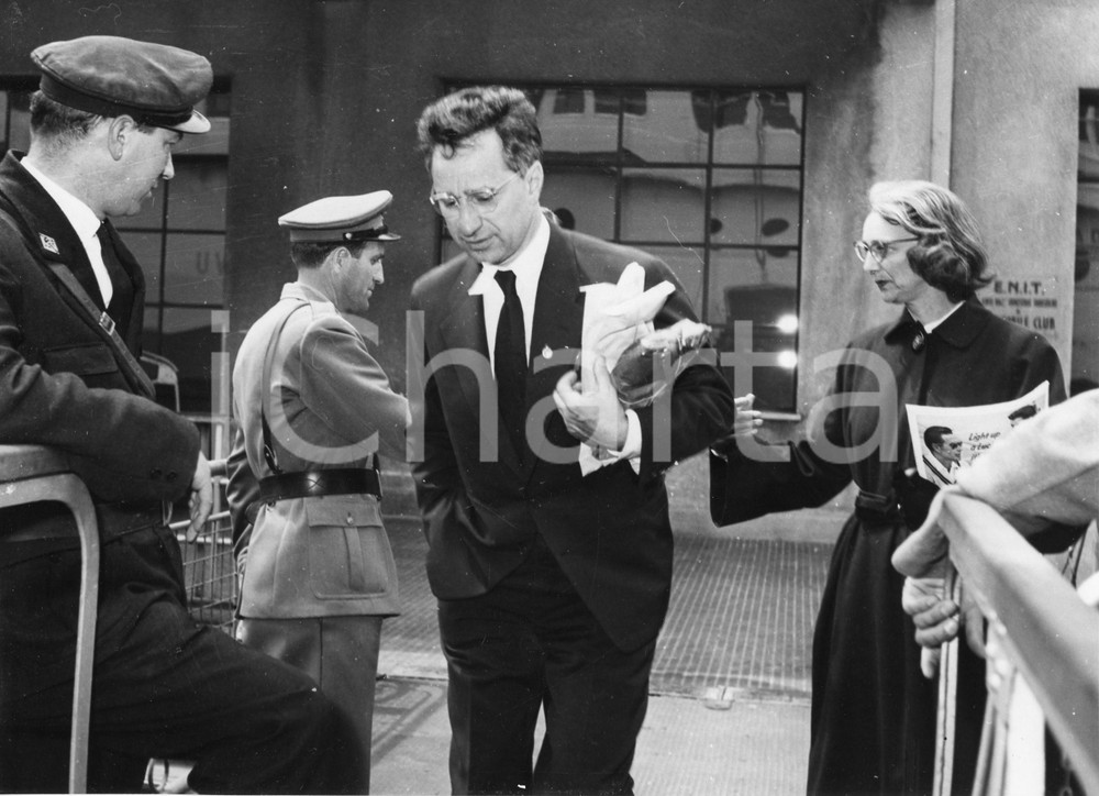 1955 GENOVA T/N Constitution - Regista Elia KAZAN in partenza (2) Foto 24x18 cm 1955Fotografia vintage rara d'epoca.Timbro archivio Publifoto Genova al verso.FORMATO: 24x18 cm CONDIZIONI: FAIR (increspature marginali; difetti di stampa)ICHARTA mette in vendita le stampe vintage della collezione Publifoto Genova, per la maggior parte inedita o in tiratura di pochi esemplari. Si tratta di un'ottima opportunit&agrave; di investimento per i collezionisti di fotografie d'epoca.    originale e autentica 1